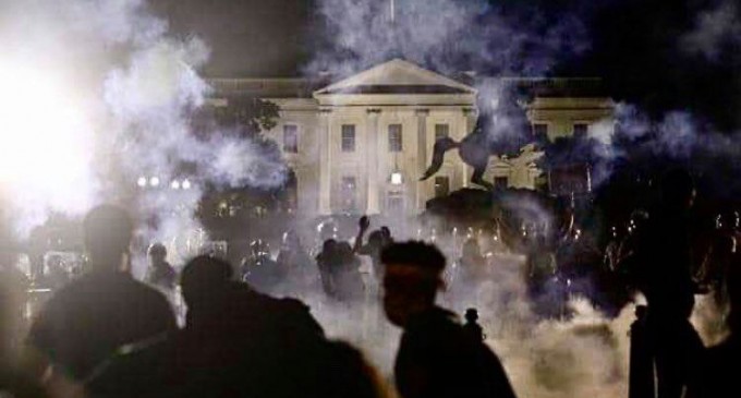 L’IMAGE DU JOUR : La Maison Blanche attaquée, les USA au bord du chaos !