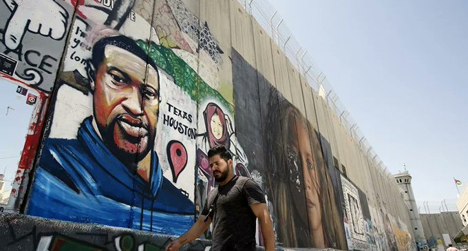 L’Image du jour : un portrait mural du citoyen américain George Floyd, abattu par un policier américain, sur le mur israélien de séparation raciste dans la ville de Beit Lahm – Béthléem