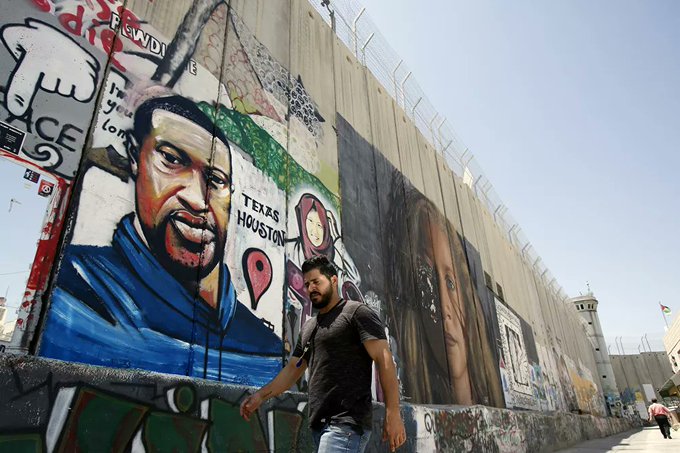 un portrait mural du citoyen américain George Floyd, abattu par un policier américain, sur le mur israélien de séparation raciste dans la ville de Beit Lahm - Béthléem