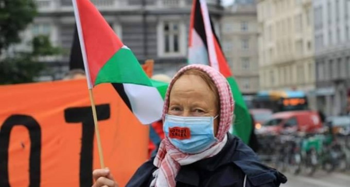 Les manifestants ont manifesté leur solidarité envers le peuple palestinien en chantant des slogans solidaires