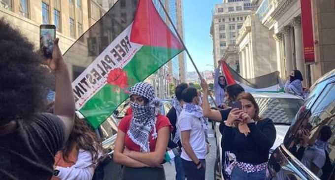 Les militants pro-Palestine ont bloqué la rue devant le consulat de l’occupation israélienne à San Francisco en protestation contre le plan d’annexion israélien, hier