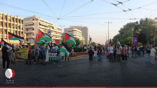 Refusant la décision d'annexer de grandes parties de terres palestiniennes en Cisjordanie, les grecs ont protesté mercredi devant l'ambassade israélienne3