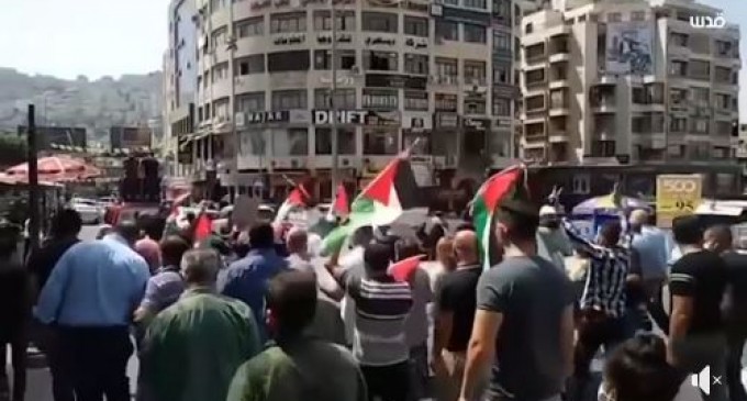 Des centaines de Palestiniens manifestent aujourd’hui dans la ville de Naplouse, au nord de la Cisjordanie occupée, contre l’accord de normalisation Bahreïn-Israël parrainé par les USA