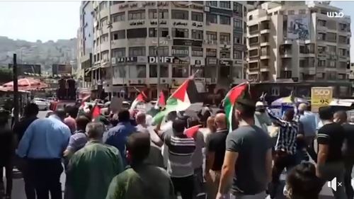 Des centaines de Palestiniens manifestent aujourd'hui dans la ville de Naplouse, au nord de la Cisjordanie occupée, contre l'accord de normalisation Bahreïn-Israël parrainé par les US
