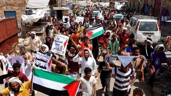 Des centaines de manifestants manifestent dans le gouvernorat d'Abyan au Yémen contre la récente vague de normalisation avec Israël
