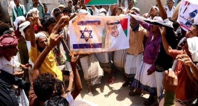 Des centaines de manifestants manifestent dans le gouvernorat d’Abyan au Yémen contre la récente vague de normalisation avec Israël