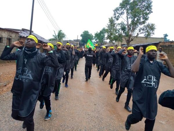 La police nigériane attaque les personnes commémorant le martyr de l'Imam Hussein (AS)1