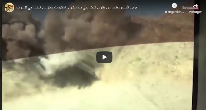 Vidéo : L’équipe de reporters de la chaine yéménite Al masirah échappe à un bombardement, de peu et de quelques mètres.. Les voitures de civils sont ciblés par les avions de la coalition saoud