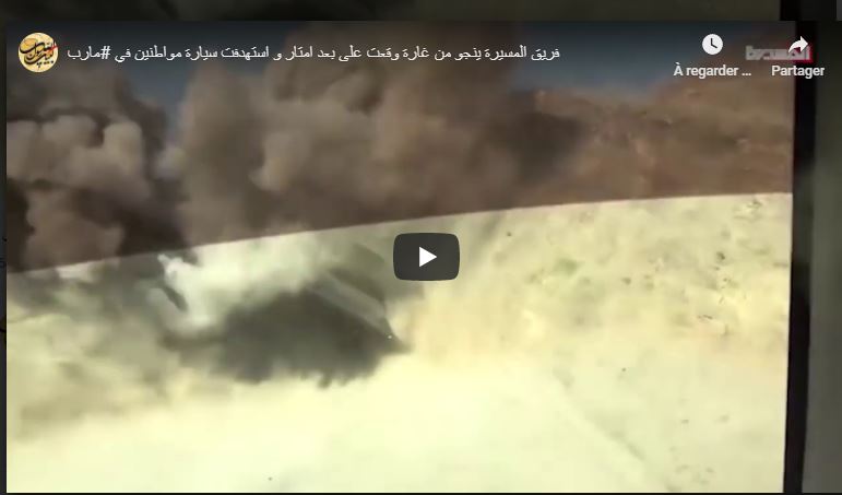 L'équipe de reporters de la chaine yéménite Al masirah échappe à un bombardement, de peu et de quelques mètres.. Les voitures de civils sont ciblés par les avions de la coalition saou