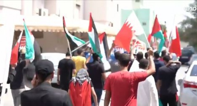 Vidéo | Le peuple Bahreïni continue de protester dans les rues contre la décision de leur gouvernement de normaliser pleinement les relations avec l’occupation israélienne.