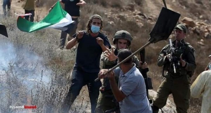 L’image du jour :un jeune homme palestinien défie les forces d’occupation israéliennes et les colons lors d’une manifestation dans le village d’Asira al-Qibliya en Cisjordanie occupée.