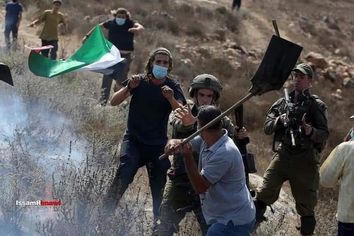 un jeune homme palestinien défie les forces d'occupation israéliennes et les colons lors d'une manifestation dans le village d'Asira al-Qibliya en Cisjordanie occupée