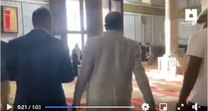 Vidéo : 3 personnes d’une délégation émiratie forcé a sortir de la mosquée sainte par des adorateurs