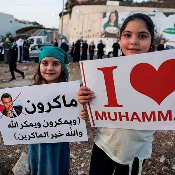 Les Palestiniens manifestent dans la ville arabe de Oum Al Fahm pour condamner la campagne d'incitation française contre le Prophète Mohammed (P)