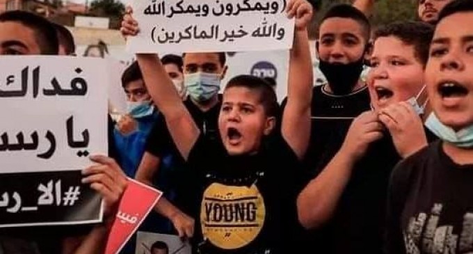 Les Palestiniens manifestent dans la ville arabe de Oum Al Fahm pour condamner la campagne d’incitation française contre le Prophète Mohammed (P)