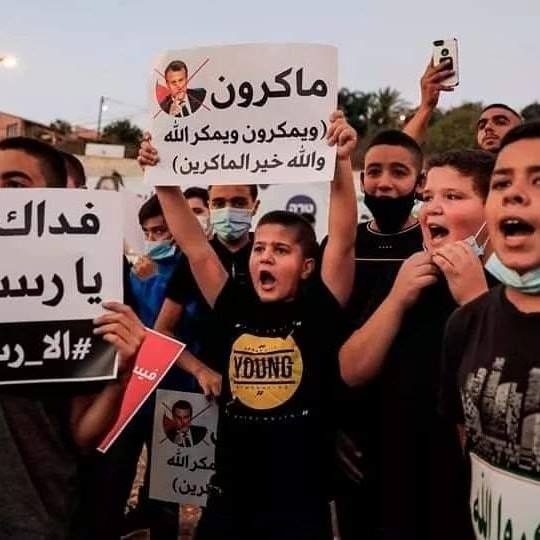 Les Palestiniens manifestent dans la ville arabe de Oum Al Fahm pour condamner la campagne d'incitation française contre le Prophète Mohammed (P)1