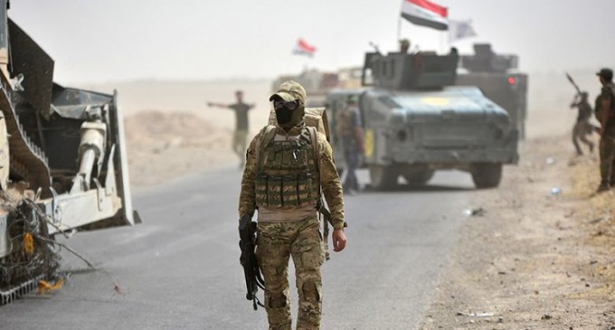Les forces irakiennes déterrent une fosse commune avec les restes de 50 personnes assassinées par Daesh