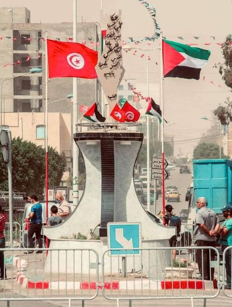 Un monument portant la carte de la Palestine historique avec des drapeaux palestiniens et tunisiens