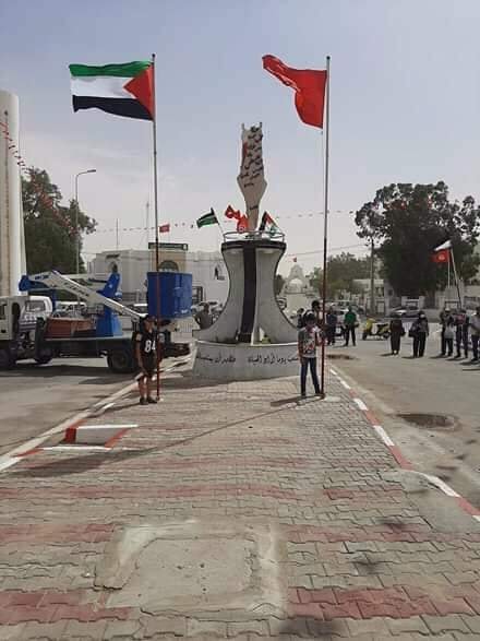 Un monument portant la carte de la Palestine historique avec des drapeaux palestiniens et tunisiens2