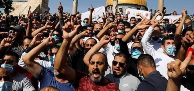Des milliers de Palestiniens ont manifestés ce vendredi à la mosquée Al Aqsa, pour protester contre les propos du président Macron sur l’islam et les caricatures du Noble Prophète (P)