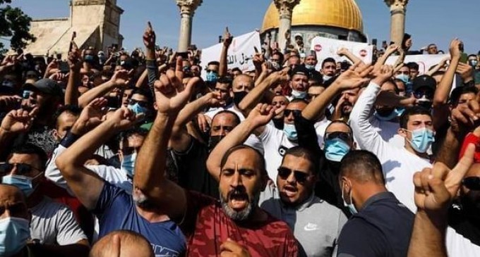 Des milliers de Palestiniens ont manifestés ce vendredi à la mosquée Al Aqsa, pour protester contre les propos du président Macron sur l’islam et les caricatures du Noble Prophète (P)