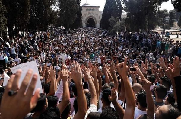 Des milliers de Palestiniens ont manifestés ce vendredi à la mosquée Al Aqsa, pour protester contre les propos du président Macron sur l'islam et les caricatures du Noble Prophète (P)1