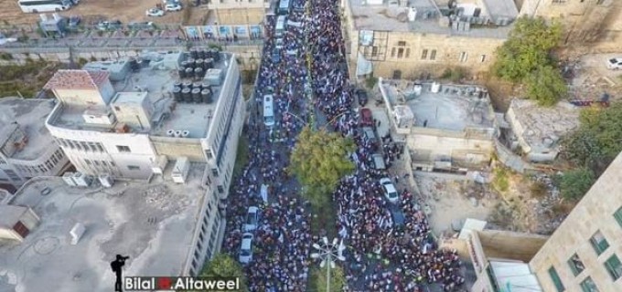 Des milliers de Palestiniens participent à un rassemblement à Al Khalil, au sud de la Cisjordanie occupée, en protestation contre les commentaires du président français Emmanuel Macron sur l’islam et le prophète Mohammad (P)