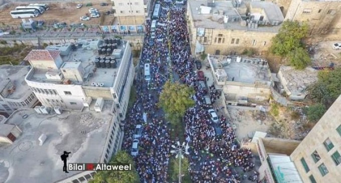 Des milliers de Palestiniens participent à un rassemblement à Al Khalil, au sud de la Cisjordanie occupée, en protestation contre les commentaires du président français Emmanuel Macron sur l’islam et le prophète Mohammad (P)