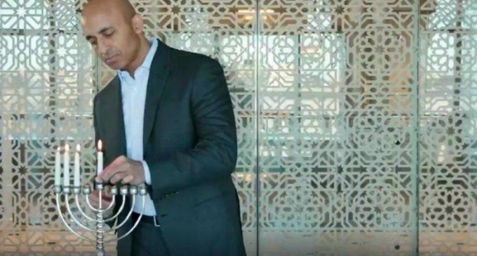 Les envoyés des Émirats arabes unis et de Bahreïn aux États-Unis célèbrent la fête juive