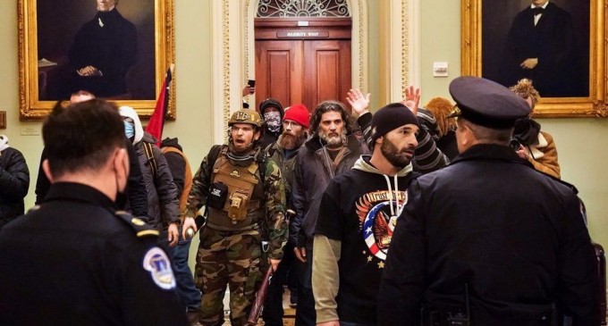 Des émeutiers pro-Trump prennent d’assaut le Capitole