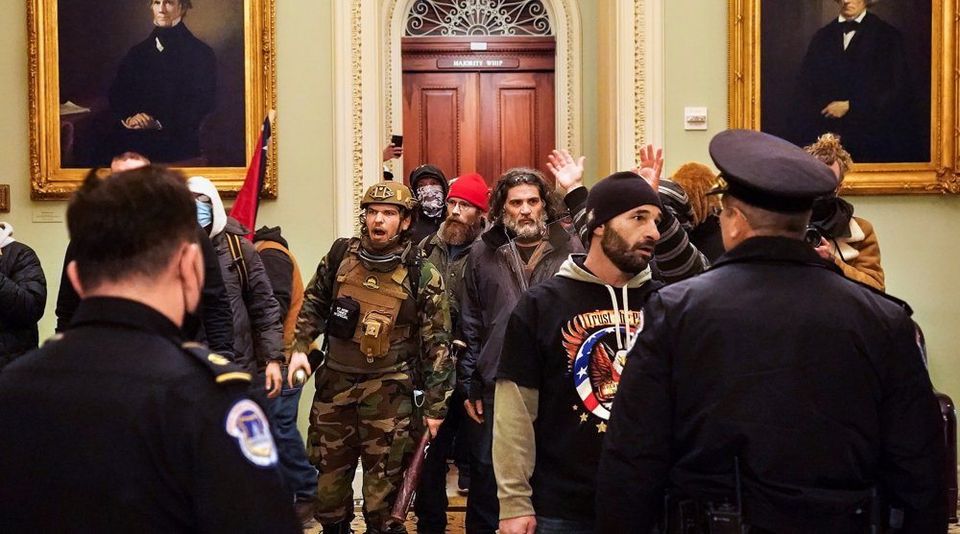 Des émeutiers pro-Trump prennent d'assaut le Capitole