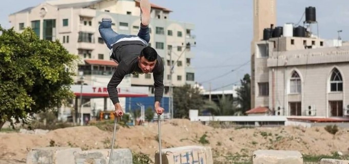 Bien qu’il ait été amputé par l’occupation israélienne, la jeunesse palestinienne Mohammed Aleiwa s’entraîne avec une jambe. Il est le parfait exemple de la jeunesse palestinienne énergique et déterminée.