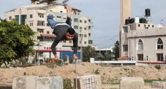 Bien qu’il ait été amputé par l’occupation israélienne, la jeunesse palestinienne Mohammed Aleiwa s’entraîne avec une jambe. Il est le parfait exemple de la jeunesse palestinienne énergique et déterminée.