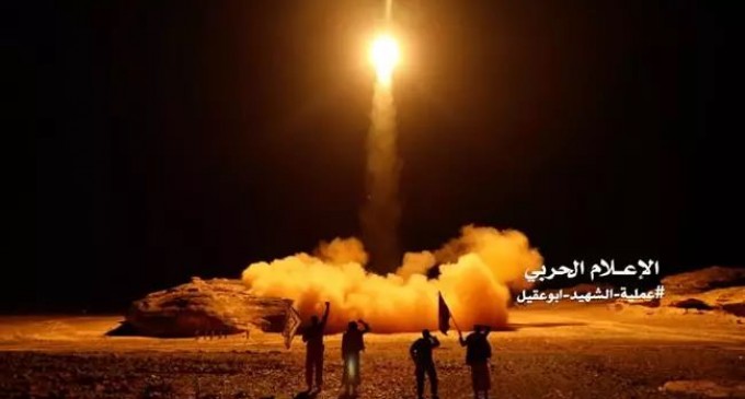 Les forces yéménites lancent une attaque de missiles de représailles contre une base aérienne dans le sud-ouest de l’Arabie saoudite