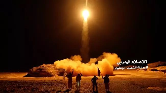 Les forces yéménites lancent une attaque de missiles de représailles contre une base aérienne dans le sud-ouest de l'Arabie saoudite