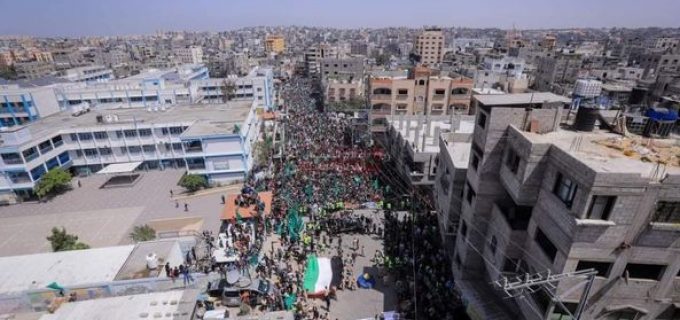 Des milliers de Palestiniens manifestent dans la bande de Gaza pour protester contre la décision du leader de l’Autorité palestinienne, Mahmoud Abbas, de bloquer aujourd’hui les élections législatives et présidentielles en retard.