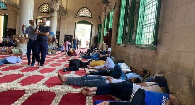 Après des heures de défense du complexe de la mosquée Al-Aqsa à Jérusalem occupée face à l’attaque barbare de la police israélienne