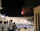 Des colons israéliens jubilent alors que l’esplanade des mosquée est en feu, les arbres avoisinant la mosquée Al-Aqsa ayant été incendiés par les forces de l’occupation.