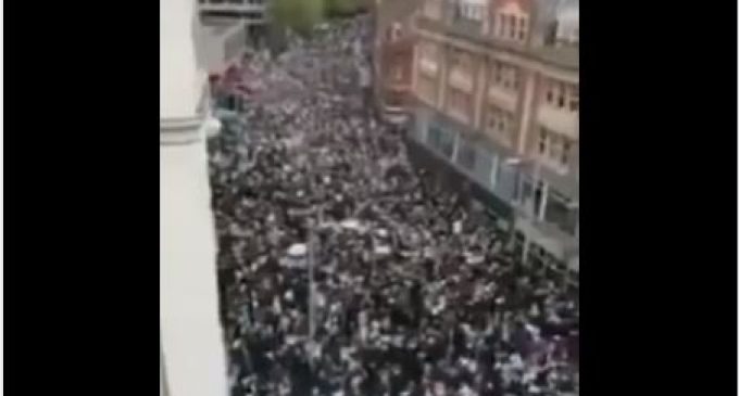 Des dizaines de milliers de Britanniques descendent dans les rues de Londres pour soutenir la Palestine et pour protester contre l’agression israélienne sur Gaza et Jérusalem, aujourd’hui.