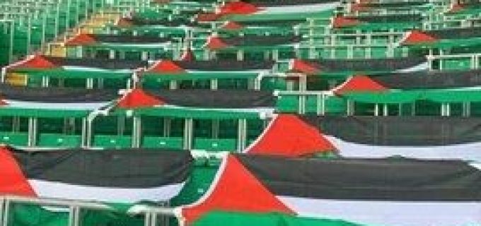 Les fans écossais du Celtic FC couvrent les tribunes de drapeaux palestiniens en solidarité avec la lutte palestinienne pour la liberté et la dignité.