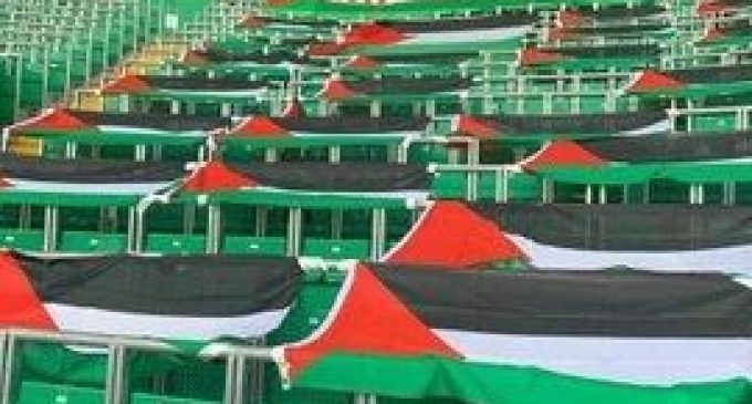 Les fans écossais du Celtic FC couvrent les tribunes de drapeaux palestiniens en solidarité avec la lutte palestinienne pour la liberté et la dignité.