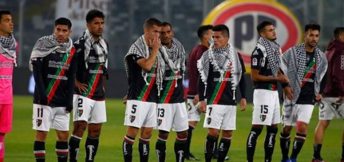 Les footballeurs du club chilien Deportivo Palestino portent la coiffe traditionnelle palestinienne, keffieh, pour exprimer leur solidarité avec le peuple palestinien vivant sous occupation israélienne.