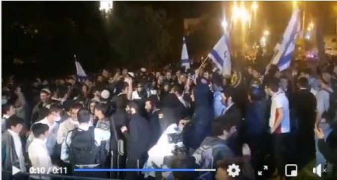 Voilà ce qui se passe à Jérusalem : des colons extrémistes juifs se dirigeant vers Bab El Amoud avec l’intention de mener des attaques contre les Palestiniens.