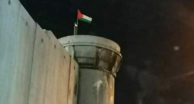 Des manifestants palestiniens ont enlevé un drapeau d’Israël sur un avant-poste militaire