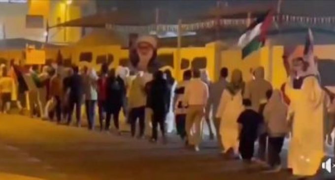 les musulmans du Bahreïn (majoritairement chiite) descendent dans la rue en solidarité avec les musulmans sunnites palestiniens et TOUS les Palestiniens