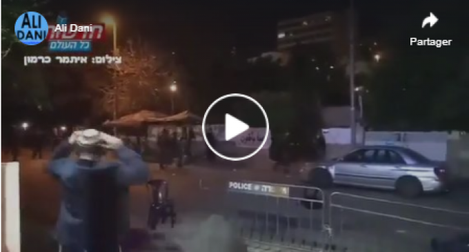 Cette vidéo montre des colons jetant des chaises en plastique et des pierres sur des Palestiniens devant leurs maisons à Sheikh Jarrah.