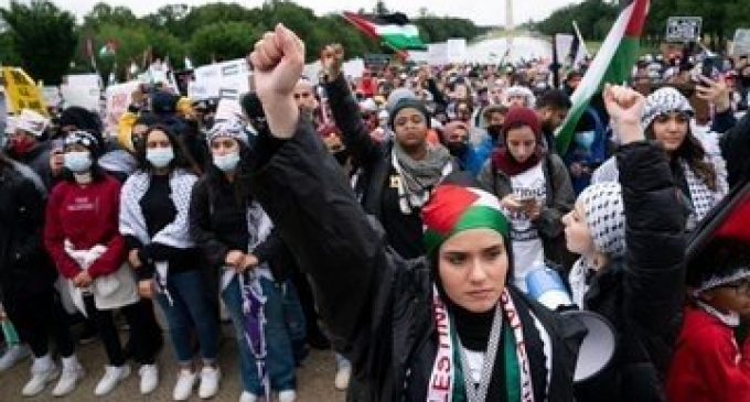 Manifestations massives pour Gaza et la Palestine au Mémorial de Lincoln à Washington.