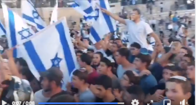Des colons israéliens scandent « Mort aux Arabes » à la Marche du drapeau près de la porte de Damas, vieille ville de Jérusalem occupée.