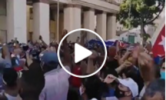 Cuba : des partisans du gouvernement descendent dans les rues à l’appel du Président qui dénonce une tentative de déstabilisation de la part des États-Unis.