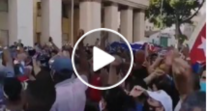 Cuba : des partisans du gouvernement descendent dans les rues à l’appel du Président qui dénonce une tentative de déstabilisation de la part des États-Unis.